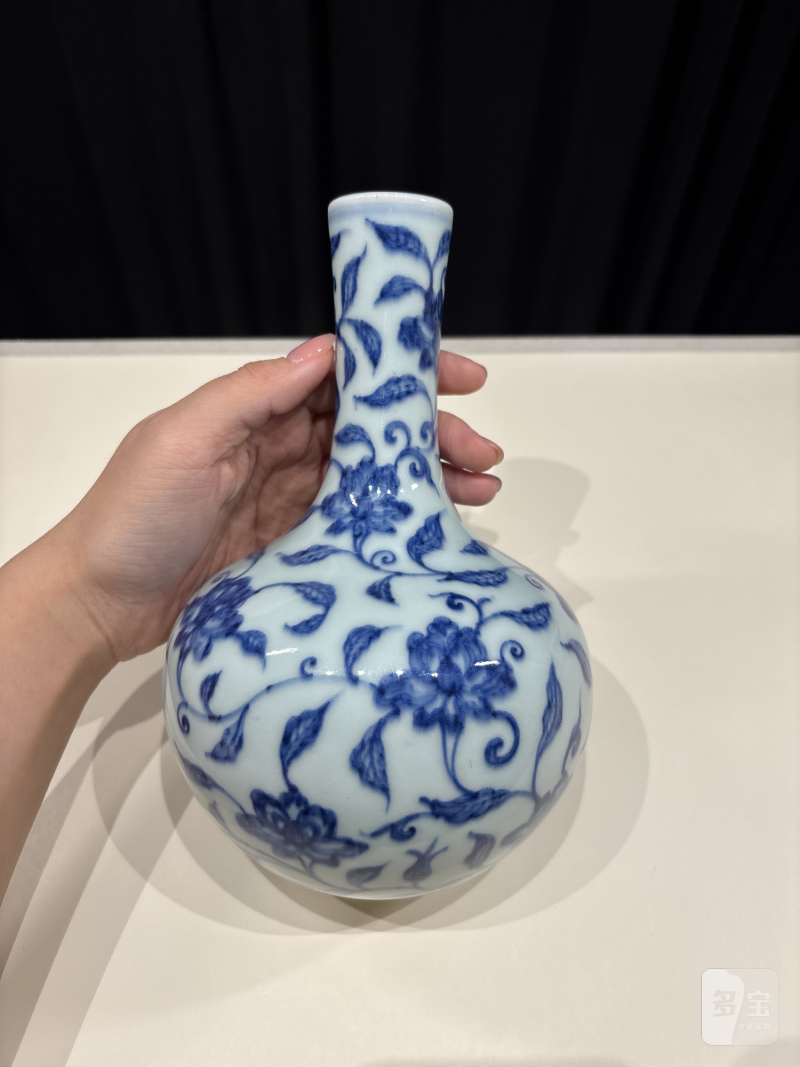 清雍正 青花缠枝花卉纹天球瓶 - 图3